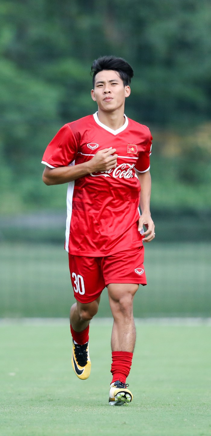 Quốc Chí cũng có một mùa giải V-League thành công trong màu áo CLB Khánh Hòa và được coi là 1 trong những tiền vệ công hay nhất Việt Nam ở thời điểm hiện tại.