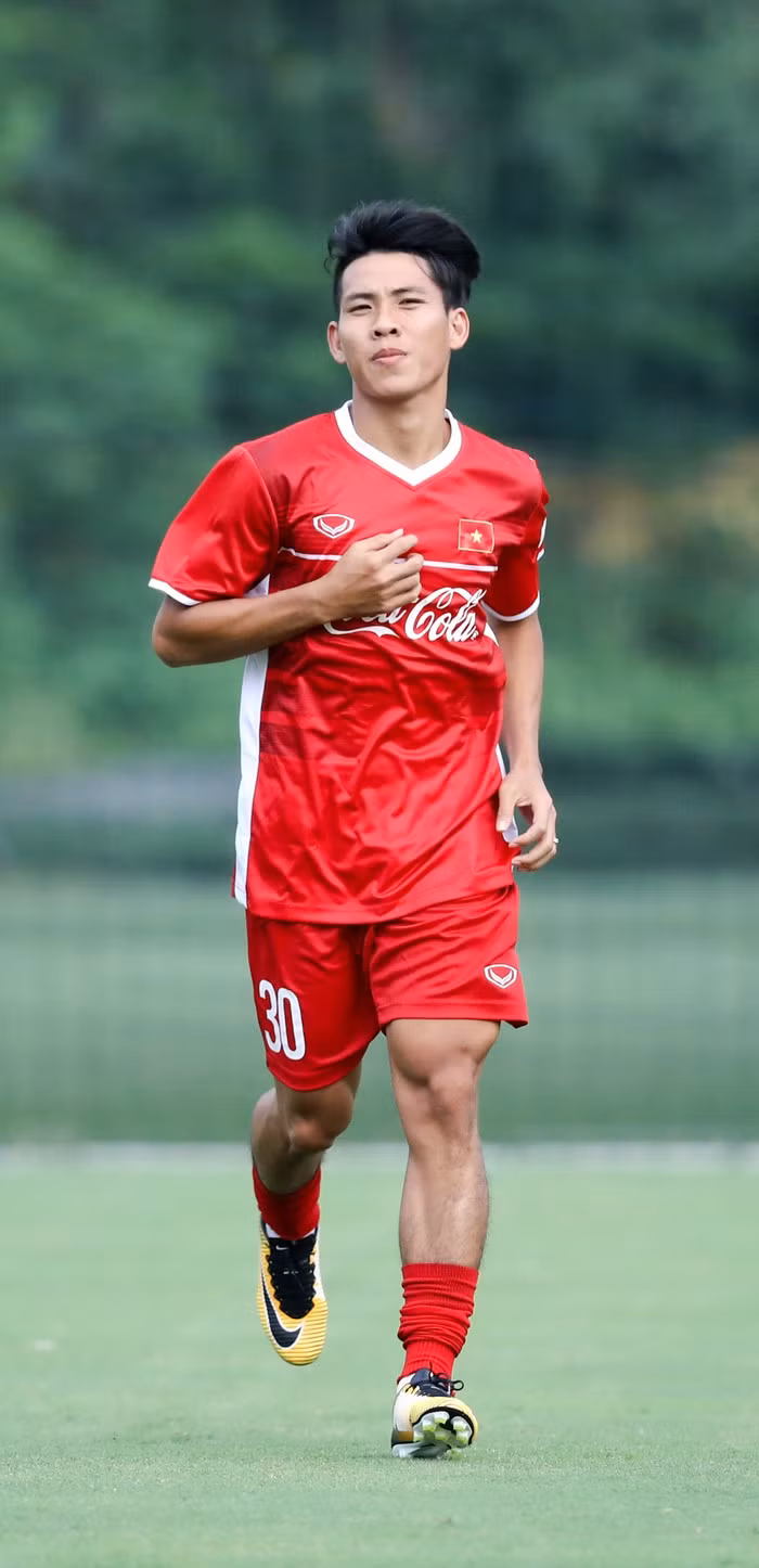 Quốc Chí cũng có một mùa giải V-League thành công trong màu áo CLB Khánh Hòa và được coi là 1 trong những tiền vệ công hay nhất Việt Nam ở thời điểm hiện tại.