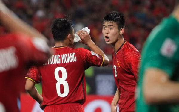 Không chỉ dằn mặt đối phương, Duy Mạnh còn lớn tiếng nhắc nhở các đồng đội trong những tình huống bóng nguy hiểm.