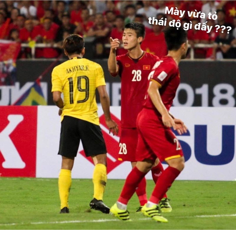 Những pha bóng cực "gắt" với đối phương tại AFF Suzuki Cup 2018 của Duy Mạnh đã được dân mạng chụp lại và chế thêm những phần lời cực chất.