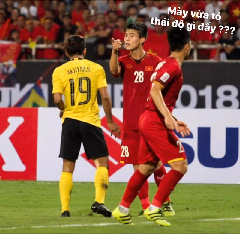 Những pha bóng cực "gắt" với đối phương tại AFF Suzuki Cup 2018 của Duy Mạnh đã được dân mạng chụp lại và chế thêm những phần lời cực chất.