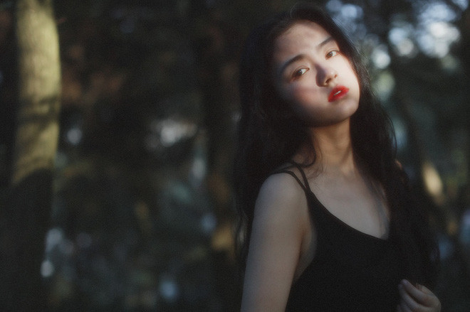 Nét dịu dàng, mơ màng làm Từ Dĩnh hợp với các phong cách cổ trang một cách lạ kì. Nhưng không vì thế mà cô nàng trông bớt xinh khi theo style cá tính, hiện đại.