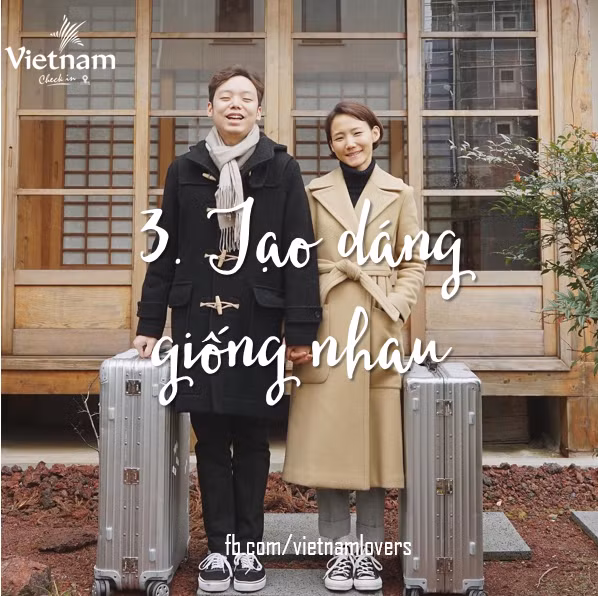 Đã là một cặp đôi, ngoài những thứ đồ đôi thì việc tạo dáng chụp ảnh giống nhau cũng là điều được khá thú vị.