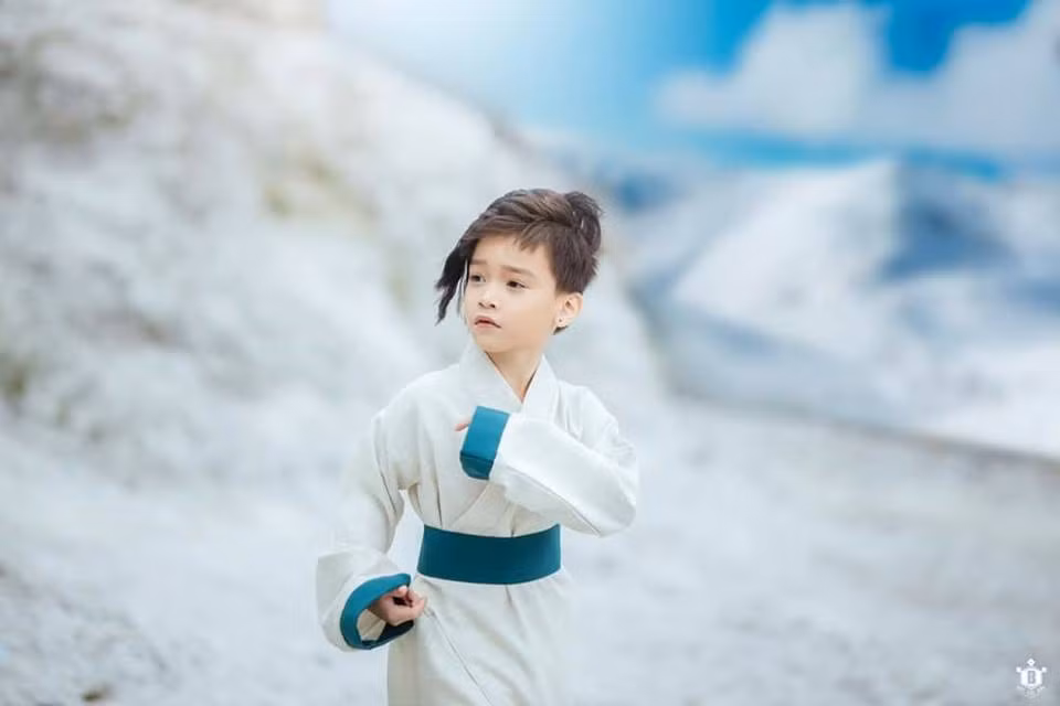 Diễn nhập tâm qua từng ánh mắt, động tác, Khánh Linh thực sự đã gây nhung nhớ cho người xem bộ ảnh và họ cũng không quên để lại lời khen cho "tiểu thần tiên" này.