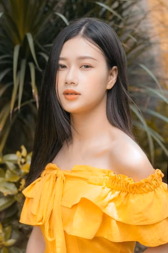 Cô nàng bị nghi là bạn gái Hà Đức Chinh có tên Như Phương, sinh năm 1996 và hiện là người mẫu tự do.