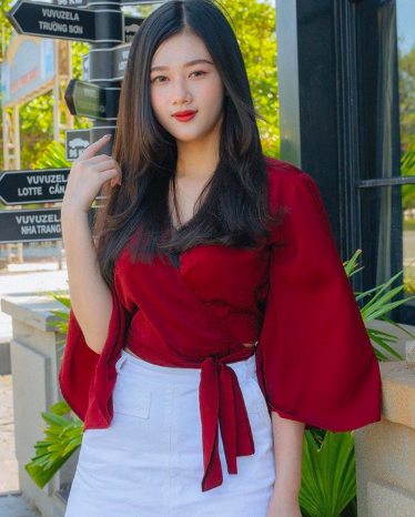 Bạn gái tin đồn cầu thủ Đức Chinh sở hữu gương mặt xinh xắn cùng thân hình quyến rũ, hấp dẫn.