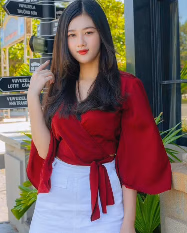 Bạn gái tin đồn cầu thủ Đức Chinh sở hữu gương mặt xinh xắn cùng thân hình quyến rũ, hấp dẫn.