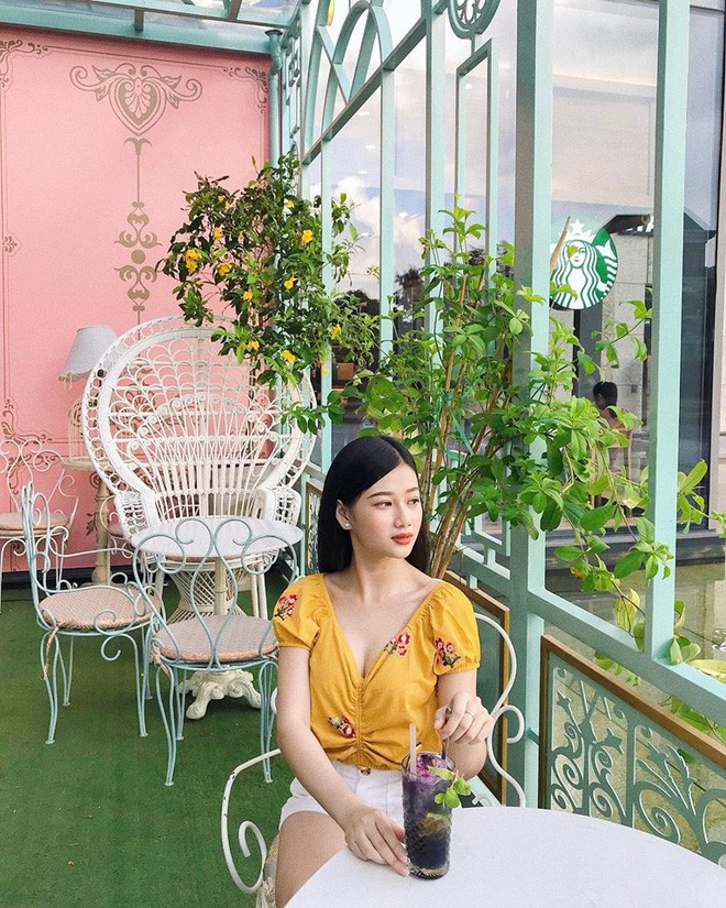 Nhiều dân mạng tinh mắt còn nhìn ra chàng trai trong tấm ảnh có chuỗi hạt đeo tay giống với Đức Chinh. Còn chuyện da đen thì đây đúng là "đặc sản" của cầu thủ đang thi đấu cho CLB SHB Đà Nẵng.