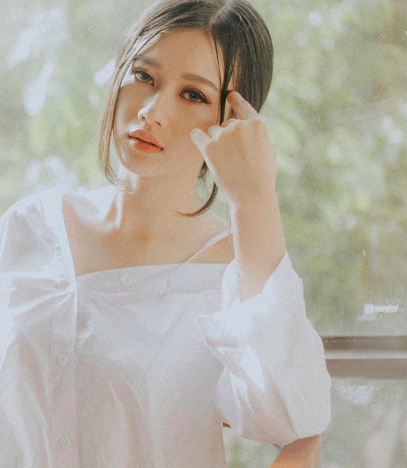 Trở về từ thành công với vị trí thứ tư tại Asiad 2018, tiếng tăm của các cầu thủ U23 Việt Nam càng thăng tiến vượt bậc không chỉ trong chuyên môn mà trong cả đời tư. Ngay sau khi "thủ môn quốc dân" Bùi Tiến Dũng vô tình để lộ bạn gái đẹp "nghẹt thở" thì mới đây, một cầu thủ U23 khác cũng hé lộ người yêu cực đẹp đó là Hà Đức Chinh.