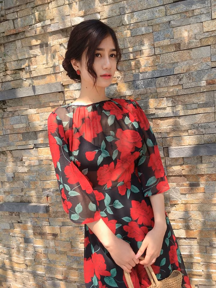 Trần Ngọc Bích, sinh năm 1994, cô bạn này sinh ra và lớn lên tại Quảng Ninh nhưng hiện tại đang làm việc với vai trò người mẫu tự do tại Hà Nội.