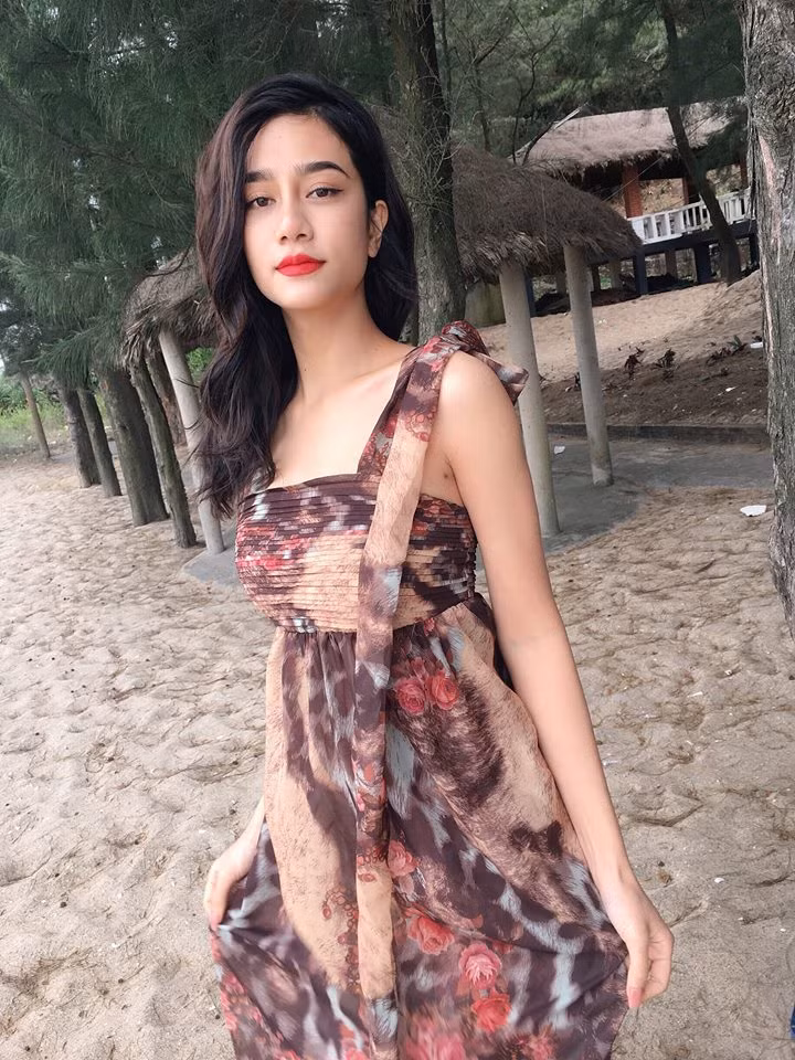 Chính gương mặt đẹp, thân hình chuẩn là tiền đề để Ngọc Bích mạnh dạn bước chân vào nghề người mẫu và cô cũng là gương mặt thương hiệu cho không ít các hãng thời trang nổi tiếng tại Việt Nam.