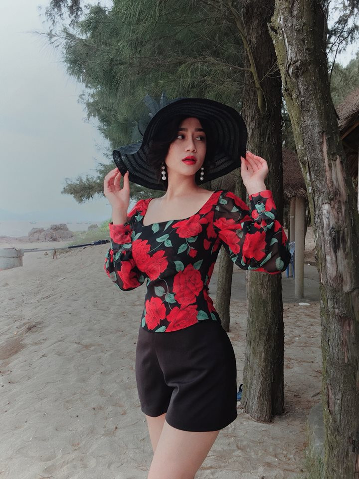 Trên trang cá nhân của mình, Ngọc Bích cũng chiếm trọn tình cảm của nhiều dân mạng bằng những bức ảnh "pose" dáng cực đẹp và cũng từ đó mang đến cho cô bạn này hơn 40.000 lượt theo dõi.