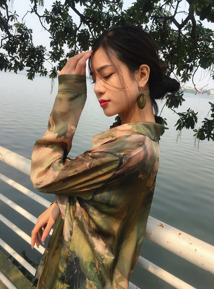 Mới đây, nhiếp ảnh Châu Nguyễn chia sẻ bức ảnh hậu trường buổi chụp ảnh của anh với Ngọc Bích khiến dân mạng được một phen thích thú, đồng thời không ngớt thán phục vóc dáng nuột nà của cô gái Quảng Ninh.