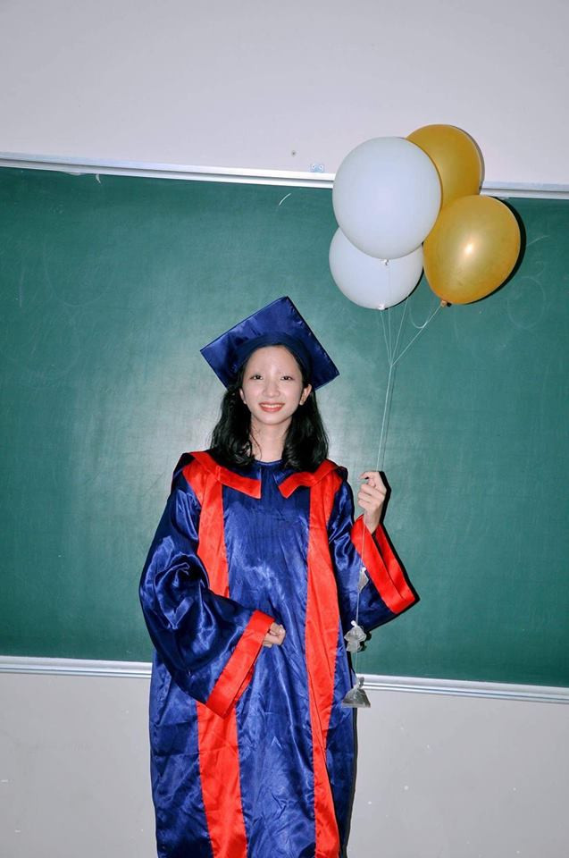 Dân mạng thắc mắc ngay dưới phần bình luận rằng đây là hình ảnh thật hay xóa đi lông mày sau khi lên ảnh. Tuy nhiên dù lí do gì đi chăng nữa, nhìn những nam nữ sinh thiếu đi một vũ khí lợi hại trên gương mặt ai cũng chẳng nhịn nổi cười.