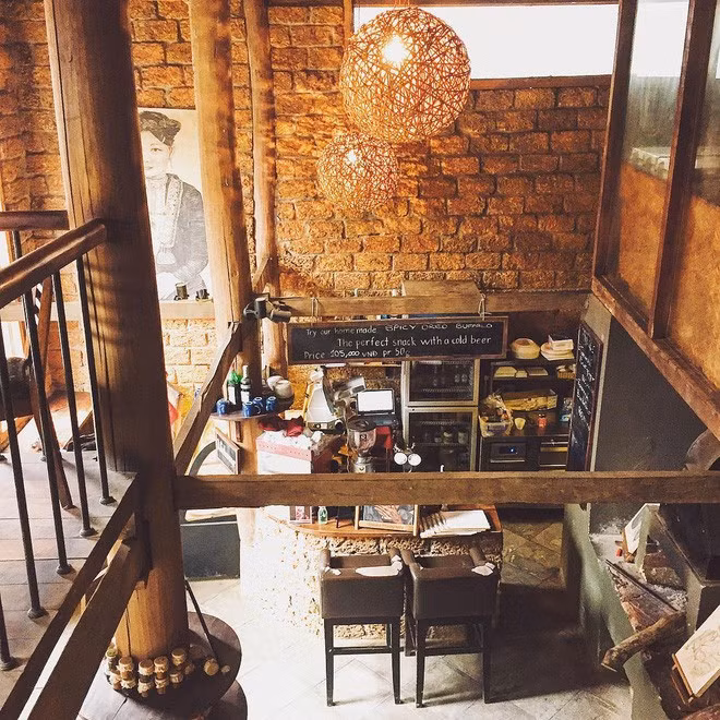 Tại những quán cafe ở Sa Pa, bạn có thể tự đãi mình một buổi thư giãn bên tách cafe ấm nóng, nhâm nhi chiếc bánh cookies xốp, ẩm mà ngắm đất trời. Đó thực sự là cách hưởng thụ Sa Pa một cách an yên