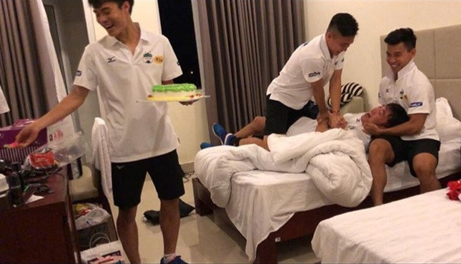 Khi đó, Xuân Trường cùng mọi người trong đội lên ý định tổ chức sinh nhật cho Công Phượng với Đức Huy và sắp xếp để úp bánh vào mặt 2 cầu thủ này. Sở thích tặng mọi người chiếc bánh tới tận mặt dường như trở thành thương hiệu của Xuân Trường. Gần đây nhất, anh cũng đã lập kế úp bánh với đồng đội Văn Toàn và trước đó là với HLV Park Hang-seo.