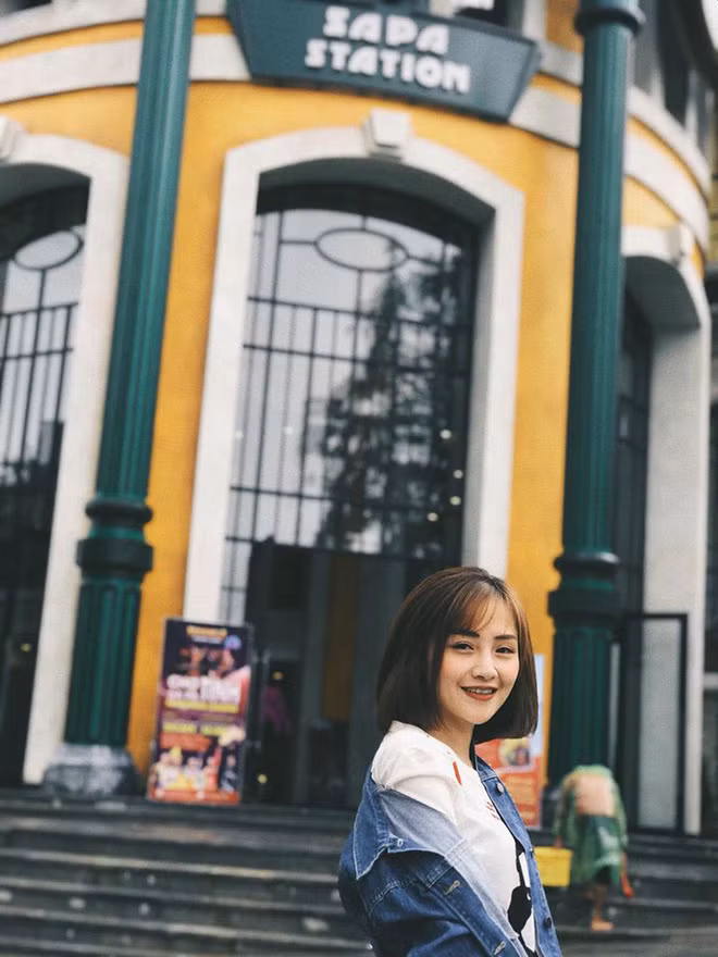 Ngay trung tâm thị trấn, bên cạnh nhà thờ đá, phóng tầm mắt qua bên kia quảng trường, bạn sẽ thấy ngay một tòa nhà mới toanh mang tên Sun Plaza mang đậm phong cách kiến trúc Pháp.