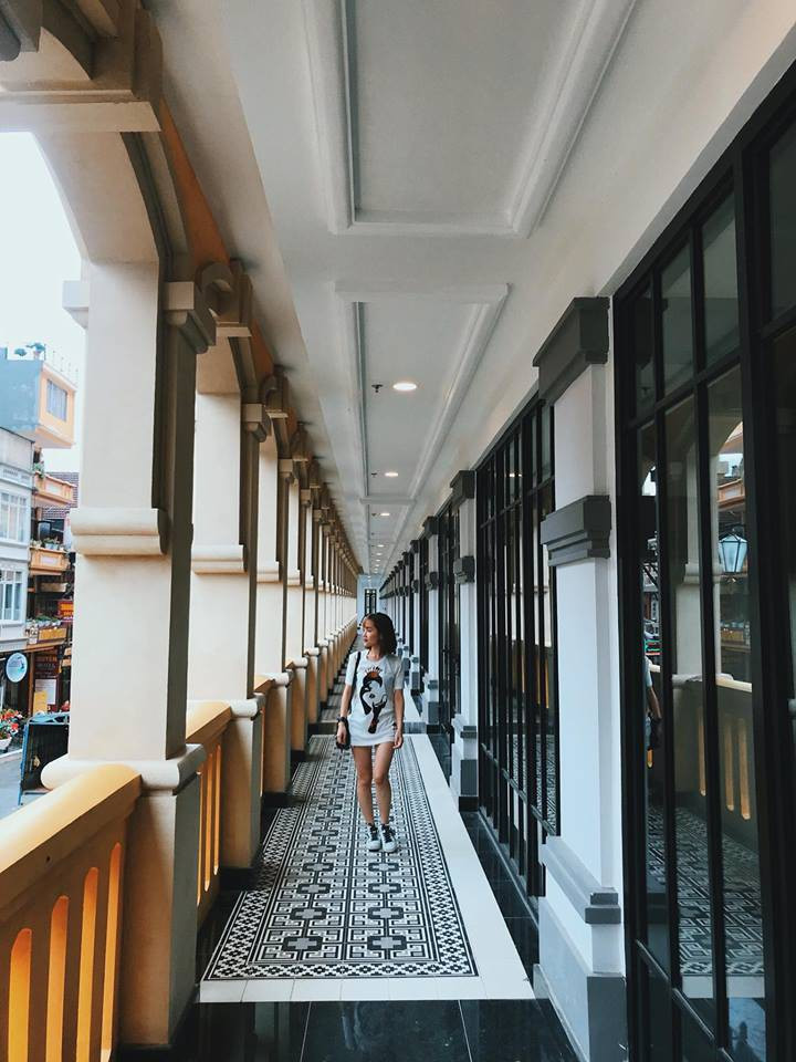 Tòa nhà này là một trung tâm thương mại, vừa mới đưa vào hoạt động cách đây không lâu, dù chưa hoàn thiện nhưng đã mang đến một làn gió mới thu hút các bạn trẻ đến du lịch Sapa.