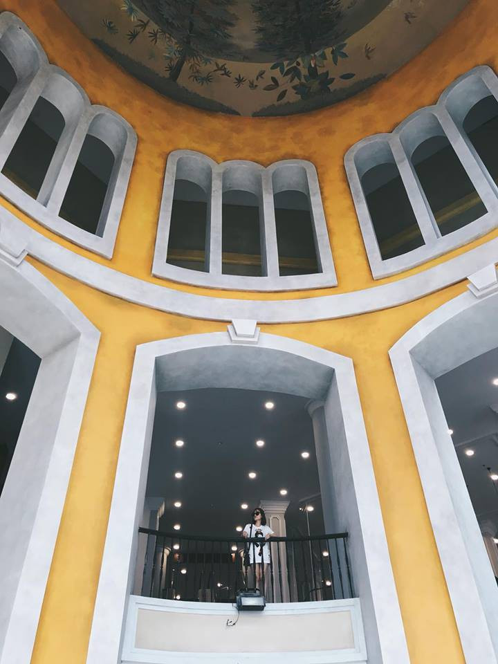 Phần mặt tiền nổi bật, những hành lang dài bí ẩn và sang trọng cùng khu vực phía trong rộng rãi và sang trọng là những góc sống ảo ngàn like.