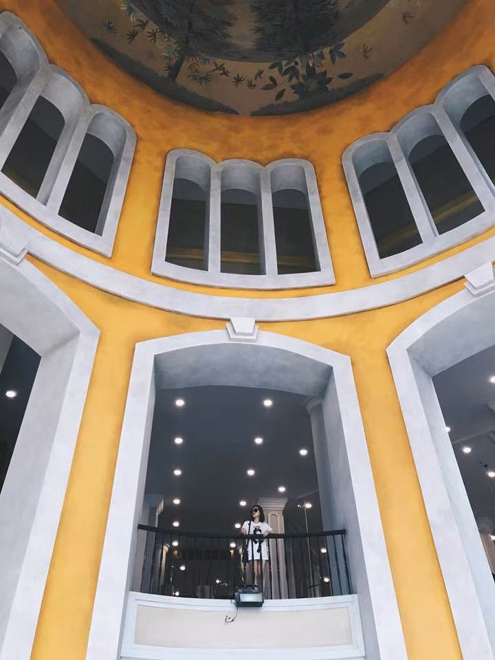 Phần mặt tiền nổi bật, những hành lang dài bí ẩn và sang trọng cùng khu vực phía trong rộng rãi và sang trọng là những góc sống ảo ngàn like.