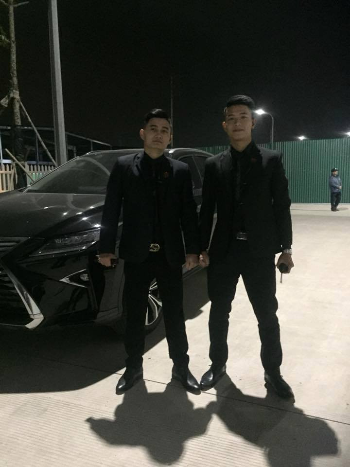 Trong bộ vest đen vệ sĩ, chàng bảo an gây sốt mạng xã hội khiến nhiều chị em phải đổ gục.