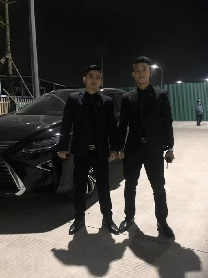 Trong bộ vest đen vệ sĩ, chàng bảo an gây sốt mạng xã hội khiến nhiều chị em phải đổ gục.