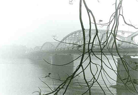 Cố đô Huế nổi tiếng với nét đẹp mơ màng và trầm buồn. Huế ngày mưa cũng vậy, mang một nét đượm buồn và không phải vô lý mà nhạc sĩ Minh Kỳ lại sáng tác bài hát “Mưa trên phố Huế”. Cũng chính vì muốn hưởng trọn cái vẻ u tịch, trầm buồn mà nhiều du khách đã chọn Huế làm điểm đến cho chuyến du lịch ngày mưa của mình.