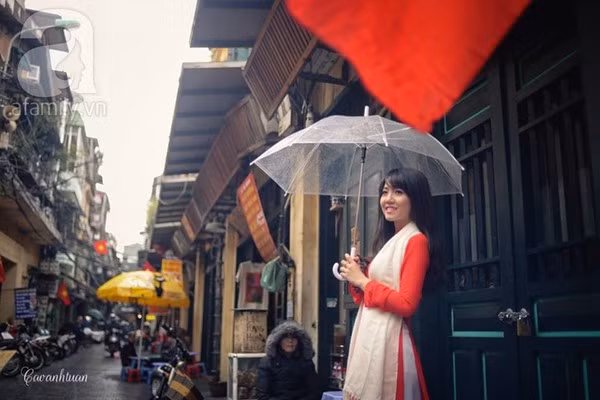 Những ngày mưa, các du khách đến với phố cổ Hà Nội có thể tận hưởng những khoảnh khắc trầm mặc. Chọn một quán cafe trên gác mái, ngồi ngắm từng giọt mưa chảy từ những mái ngói cổ hay ngồi một quán cóc ven đường ngồi san sát nhau để ăn những món vỉa hè nóng hổi.