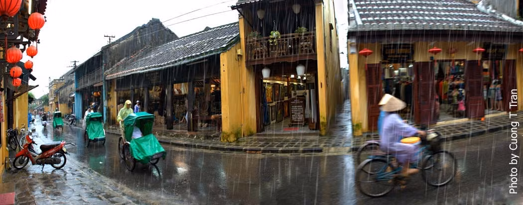 Mùa nước nổi, Hội An được ví như Venice giữa lòng Việt Nam. Đó là thời gian vào những ngày tháng 10 – 11. Mùa nước nổi, bầu trời Hội An không nắng rực rỡ như những ngày hè mà chỉ đượm một màu ghi sáng. Thời tiết không lạnh như ở Đà Lạt, Sapa nhưng cũng đủ để khoác thêm một chiếc áo mỏng. Ảnh: CuongTran.