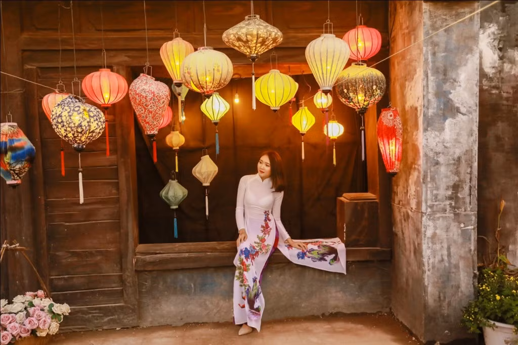 Đèn lồng mô phỏng một góc đô thị cổ Hội An (Quảng Nam).