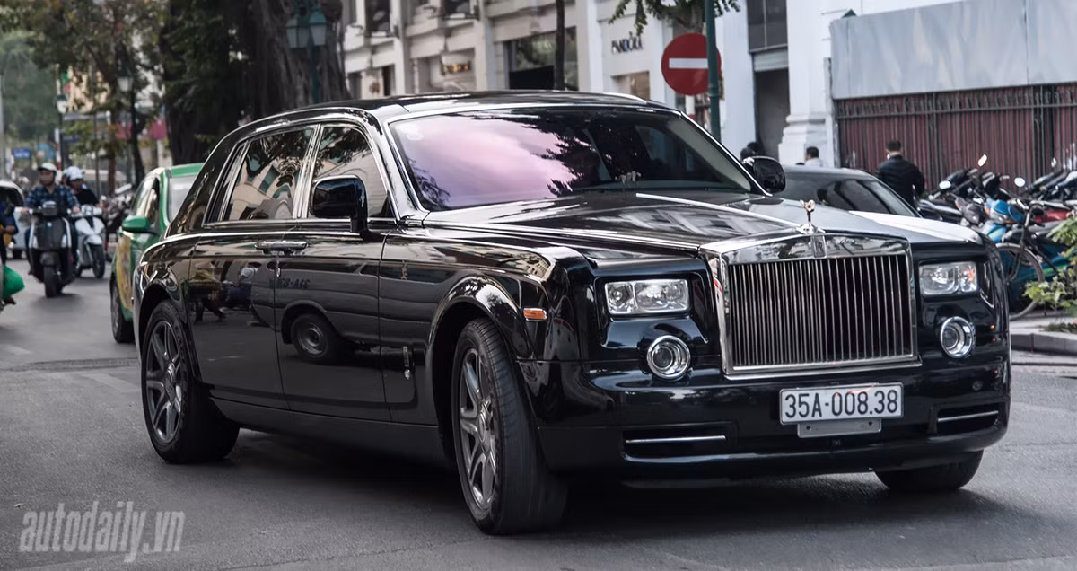 Bậc cửa có gắn các miếng ốp với dòng chữ “Year of the Dragon 2012” và logo hình rồng xuất hiện trên đường Coachline.