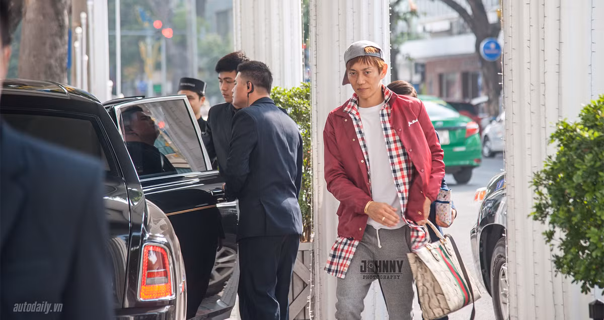 Một thành viên trong đoàn của nam ca sĩ Seung Ri bước xuống từ chiếc Rolls-Royce Phantom.