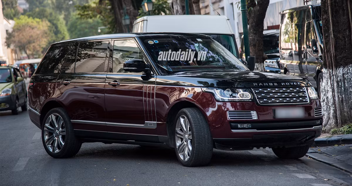 Theo một số nguồn tin, anh được một người bạn thân ở Việt Nam là doanh nhân Denis Đỗ mời sang và tham dự lễ ký kết bàn giao căn hộ cao cấp cho nam ca sĩ này.