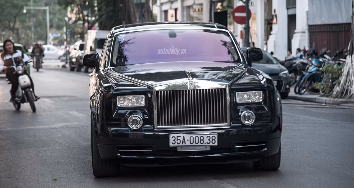 Phiên bản đặc biệt này được phát triển dựa trên Phantom EWB với những tùy chọn khác biệt bao gồm tựa đầu ghế thêu hình rồng, táp-lô phía ghế phụ có khảm hình rồng và dòng chữ Phantom màu vàng.