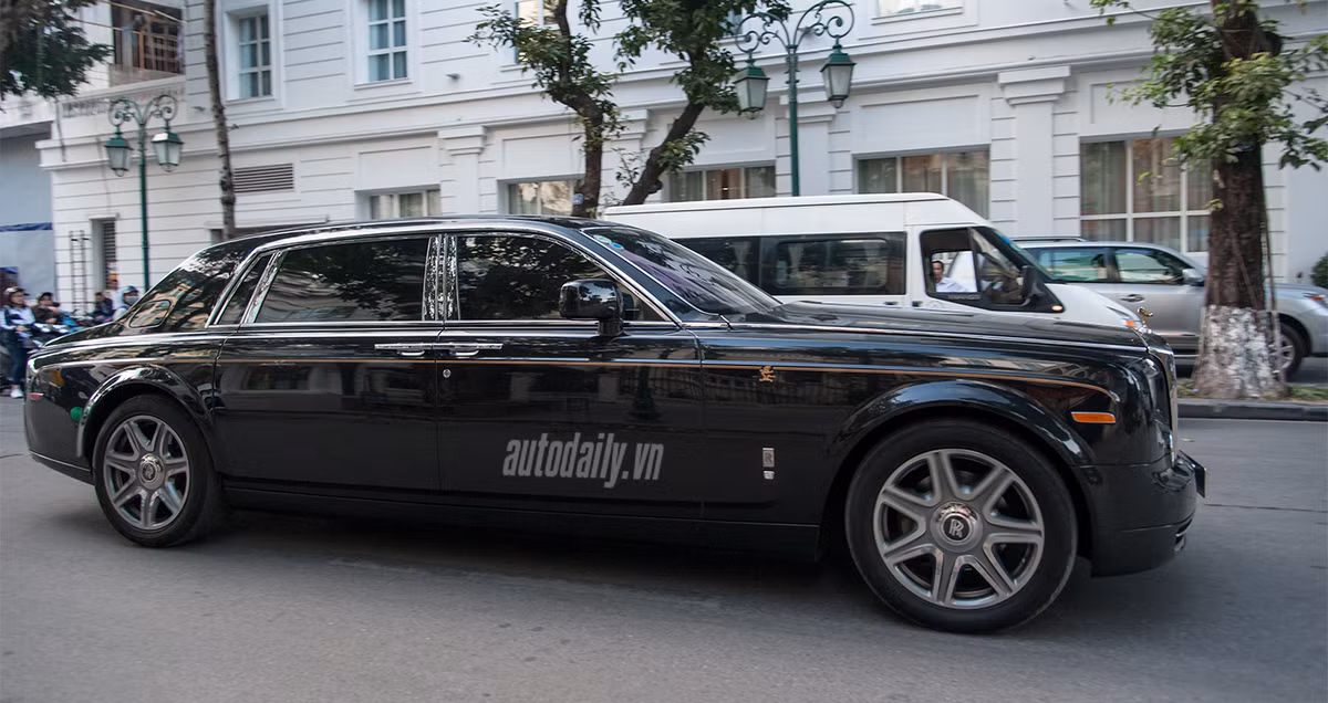 Cụ thể, khi đặt chân xuống sân bay, nam ca sĩ nhanh chóng được đưa ra ngoài và lên chiếc Range Rover SVAutobiography màu đỏ mận để về nơi tổ chức sự kiện.