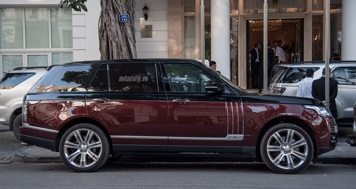 SVAutobiography chính là mẫu siêu SUV có giá thành cao nhất nhà Range Rover tại Việt Nam thời điểm hiện tại. Một chiếc xe tương tự khi lăn bánh trên đường sẽ có giá không dưới 10 tỷ đồng.