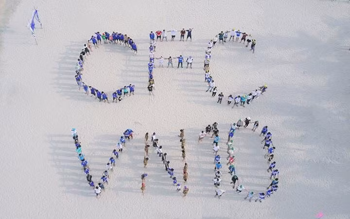 Bức ảnh kỉ niệm 10 năm thành lập hội CĐV CFC VN - Hội cổ động viên Chelsea tại Việt Nam, nơi mà cặp đôi Thùy Dương và Đức Mạnh đã tìm thấy nhau để trao cho nhau tình yêu cả đời cùng tấm thiệp cưới gây thích thú cho cộng đồng mạng. Ảnh trong bài: FBNV.