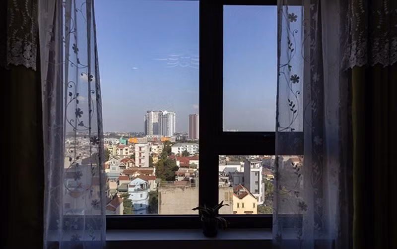 Để tiết kiệm diện tích, cô không làm vách ngăn thạch cao mà để phòng khách thông với khu đặt bàn ăn.