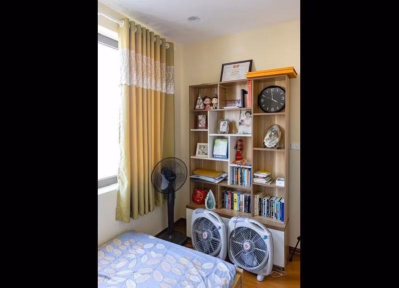 Thanh Tú cho biết, điều cô thích nhất ở căn hộ này là những khung cửa sổ rộng lớn giúp ánh sáng tự nhiên. Những lúc rảnh rỗi, cô thường đứng bên cửa sổ ngắm nhìn thành phố lên đèn từ trên cao.