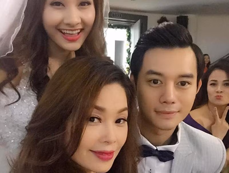  Diễn viên Thanh Tú sinh năm 1975, là một diễn viên truyền hình, sân khấu nổi tiếng ở khu vực phía Bắc. Cô được nhiều người biết đến với các vai diễn chua ngoa, đanh đá, đặc biệt là vai Tú “cháo lòng” trong series hài Gặp nhau cuối tuần.