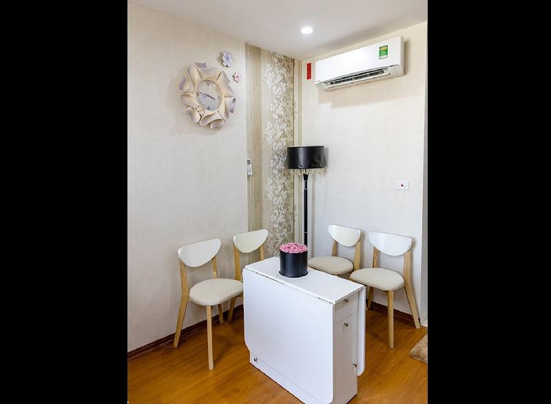 Bộ sofa màu xanh đậm cùng với một bức treo tường khổ lớn là điểm nhấn của phòng khách. Nữ diễn viên khéo léo chọn màu gối tựa của sofa cùng màu rèm cửa.