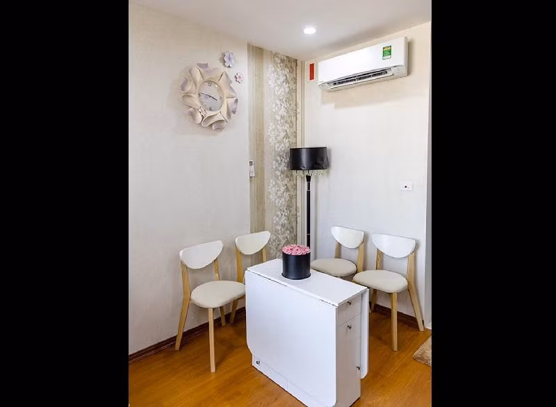 Bộ sofa màu xanh đậm cùng với một bức treo tường khổ lớn là điểm nhấn của phòng khách. Nữ diễn viên khéo léo chọn màu gối tựa của sofa cùng màu rèm cửa.