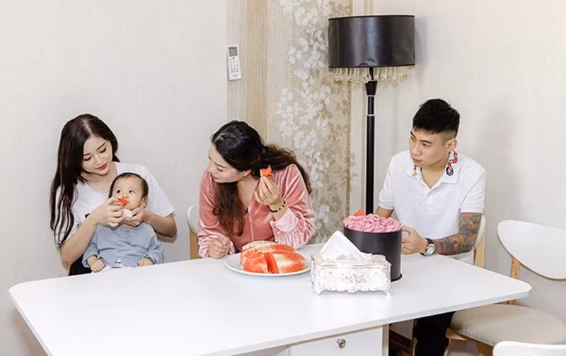 Chiếc bàn ăn được gấp gọn gàng khi không cần dùng đến...