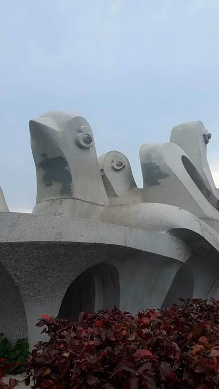 Và mới đây nhất, 2 bức tranh "Biển gọi và Tài nguyên vô giá" được trưng bày ở hầm đi bộ phía tây cầu Rồng sau vài ngày ra mắt cũng đã bị các bạn trẻ không ngần ngại "thể hiện tình cảm" ghi tên và viết vẽ bậy lên.