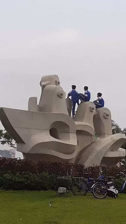 Nhiều bức tượng, khối đá nghệ thuật được đặt dọc hai bên bờ sông Hàn cũng chịu số phận bị các bạn trẻ thiếu ý thức dùng bút xóa, bút dạ vẽ bậy chằng chịt.