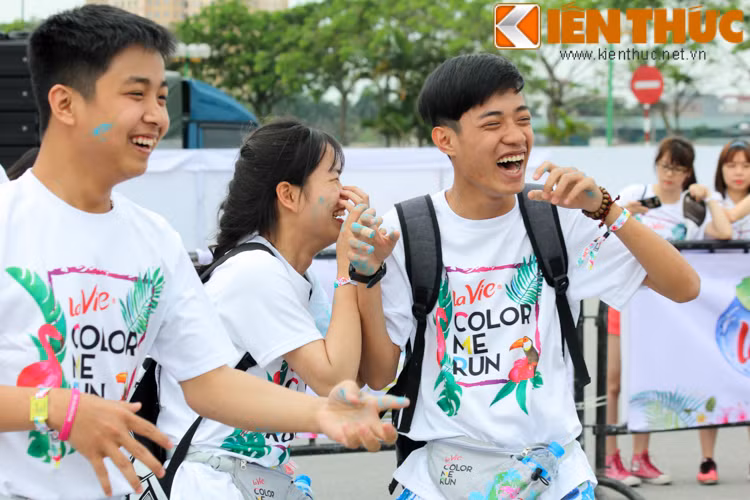 Nụ cười tươi và sảng khoái của các bạn trẻ Hà thành khi tham gia vào đường chạy sắc màu với những túi bột màu.