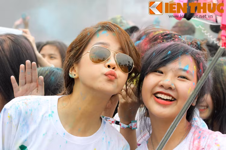 Giữ thái độ tinh nghịch, thân thiện vốn có như khi xuất hiện trên các clip của mình thực hiện, An Nguy trở thành tâm điểm chú ý của các tay săn ảnh.