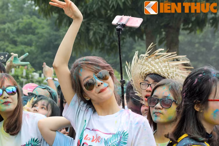 Quay trở lại với chương trình Đường chạy sắc màu, đây là lần thứ hai sự kiện này được tổ chức tại Hà Nội và nó đã thu hút được rất nhiều sự chú ý đến từ các bạn trẻ Hà Thành.