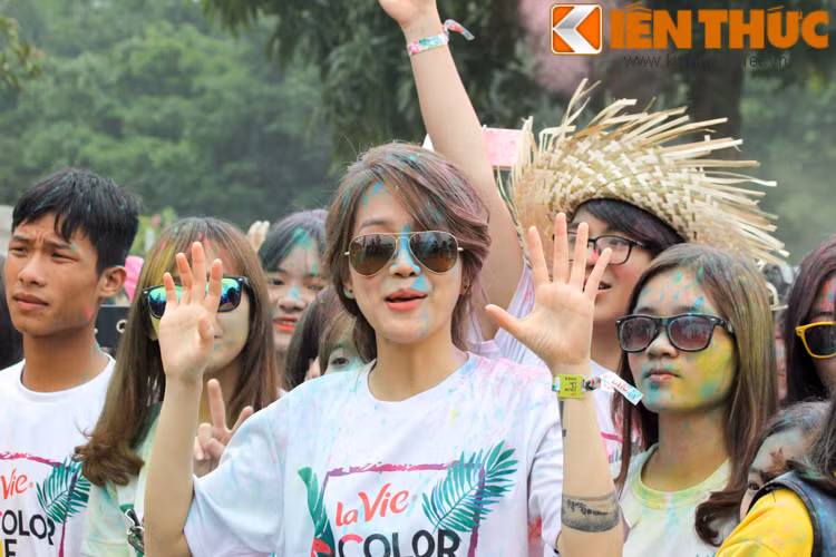 "Dù biết đến sự kiện Đường chạy sắc màu từ rất lâu rồi nhưng đây là lần đầu tiên An tham dự chương trình này, phần vì bận công việc và phần vì mình sống chủ yếu bên Mỹ nên không có điều kiện tham gia. Trong lần trở về Việt Nam này mình đã thu xếp thời gian tham gia để cảm nhận cũng như xả stress sau những ngày làm việc vất vả" - An Nguy chia sẻ với PV Kiến Thức.