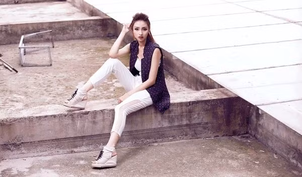 Bảo Ngọc thu hút sự chú ý của mọi người bằng vẻ ngoài chẳng thua kém gì những siêu mẫu, với làn da nâu bóng thời thượng, cặp môi dày và đôi mắt sâu hút hồn.